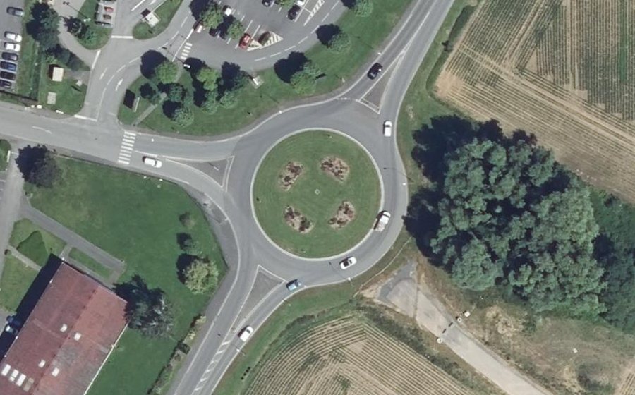 Vue aérienne du Rond-point anonyme n°39989565