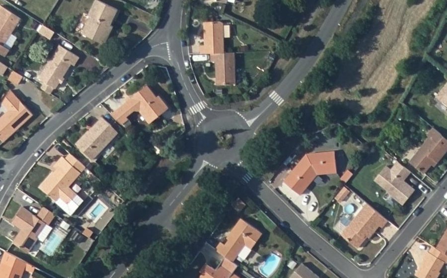 Vue aérienne du Rond-point anonyme n°39998872