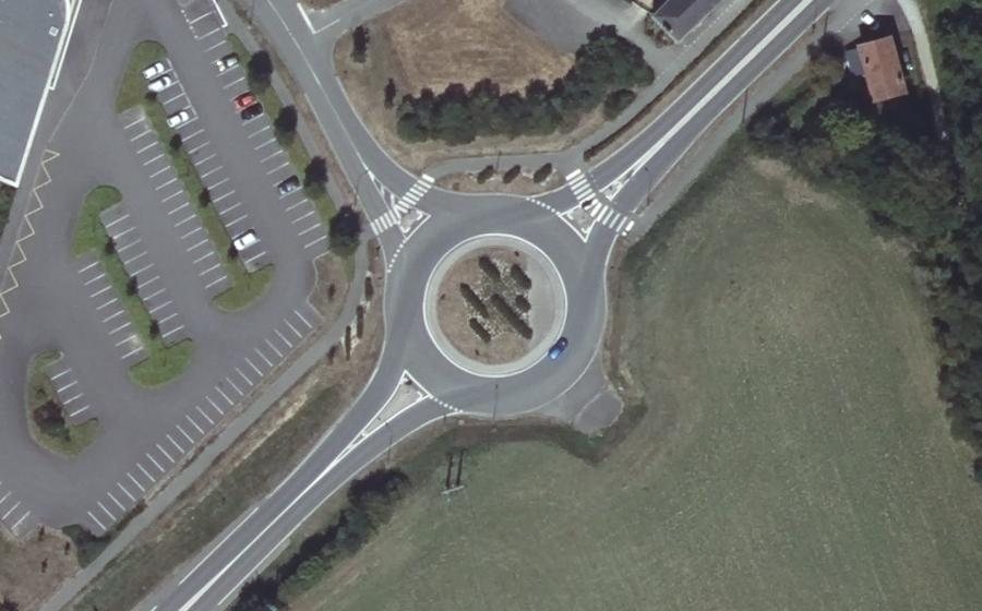 Vue aérienne du Rond-point anonyme n°400265220