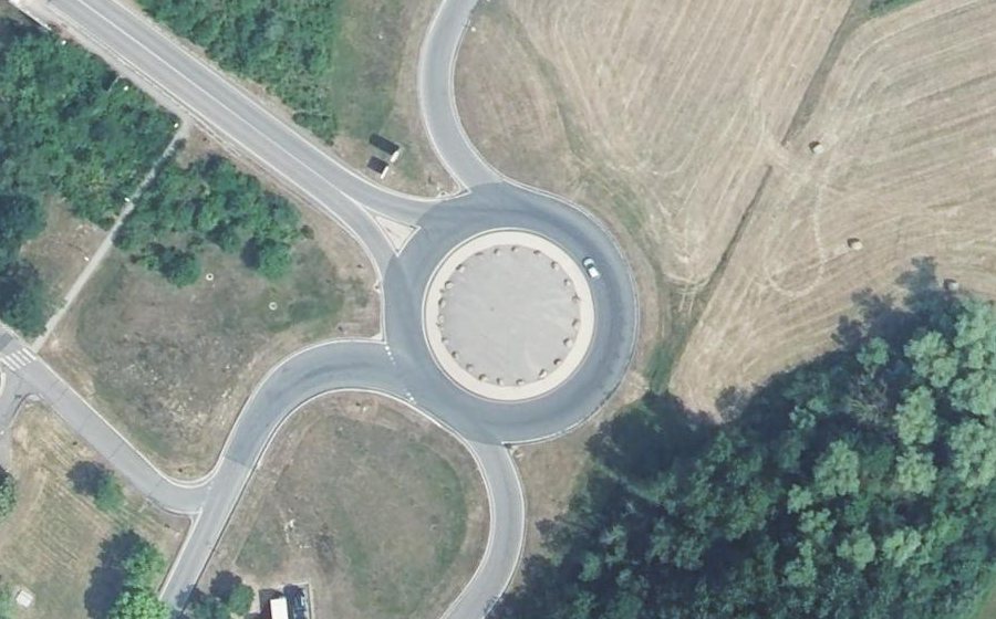 Vue aérienne du Rond-point anonyme n°400268401