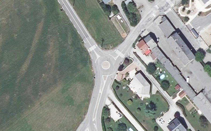 Vue aérienne du Rond-point anonyme n°400535881