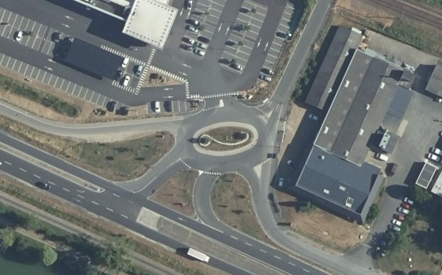 Vue aérienne du Rond-point anonyme n°400563767