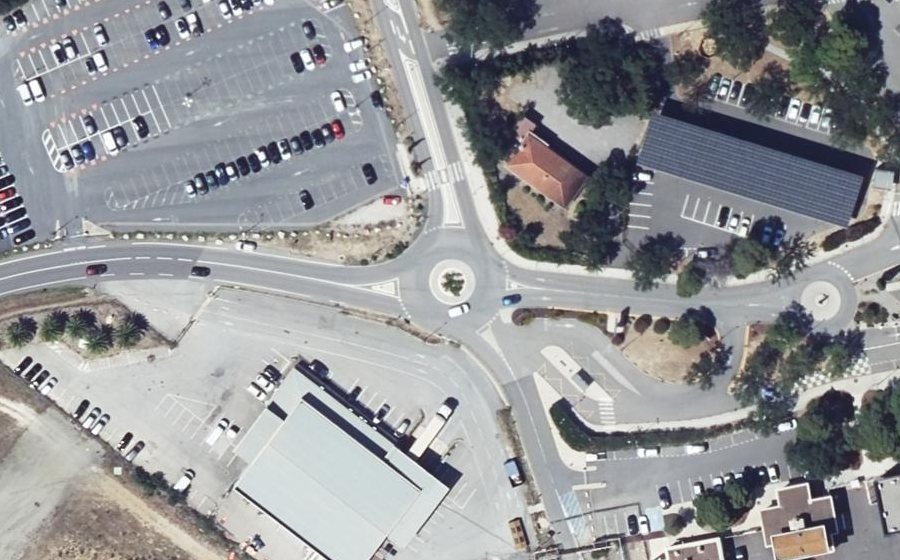 Vue aérienne du Rond-point anonyme n°400605940