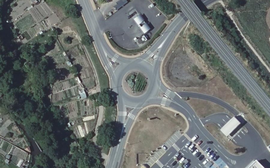 Vue aérienne du Rond-point anonyme n°400879774