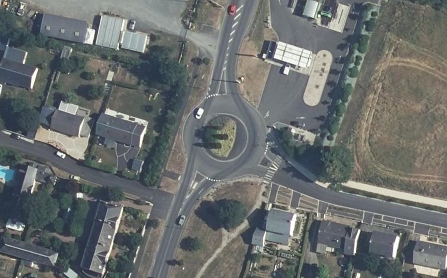 Vue aérienne du Rond-point anonyme n°400935075