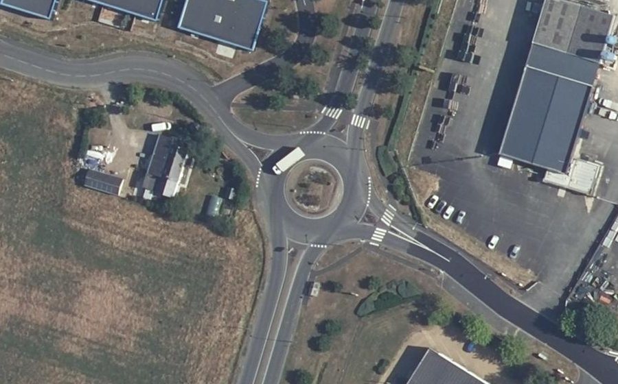 Vue aérienne du Rond-point anonyme n°401053179