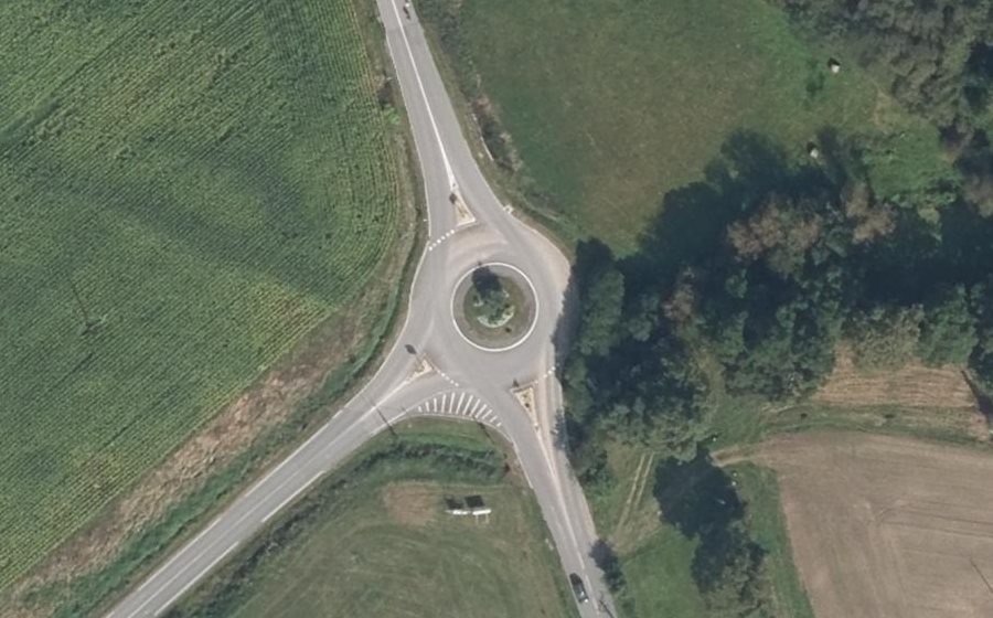 Vue aérienne du Rond-point anonyme n°401171589