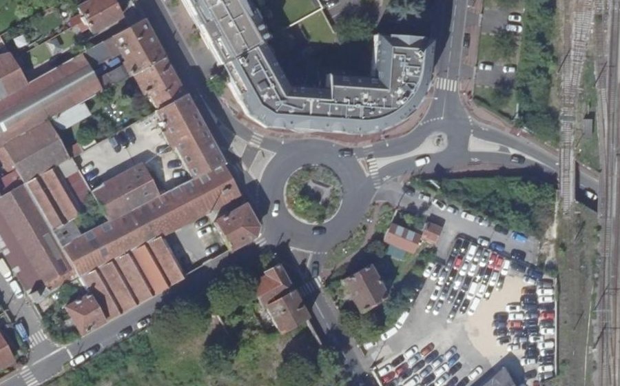 Vue aérienne du Rond-point anonyme n°40121298