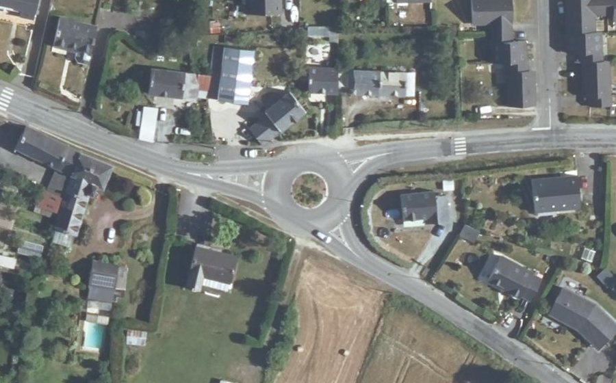 Vue aérienne du Rond-point anonyme n°401443176