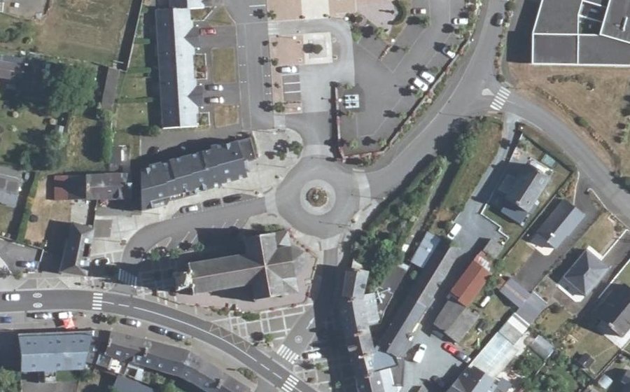 Vue aérienne du Rond-point anonyme n°401639794