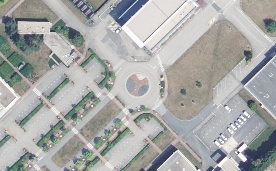 Vue aérienne du Rond-point anonyme n°401778881