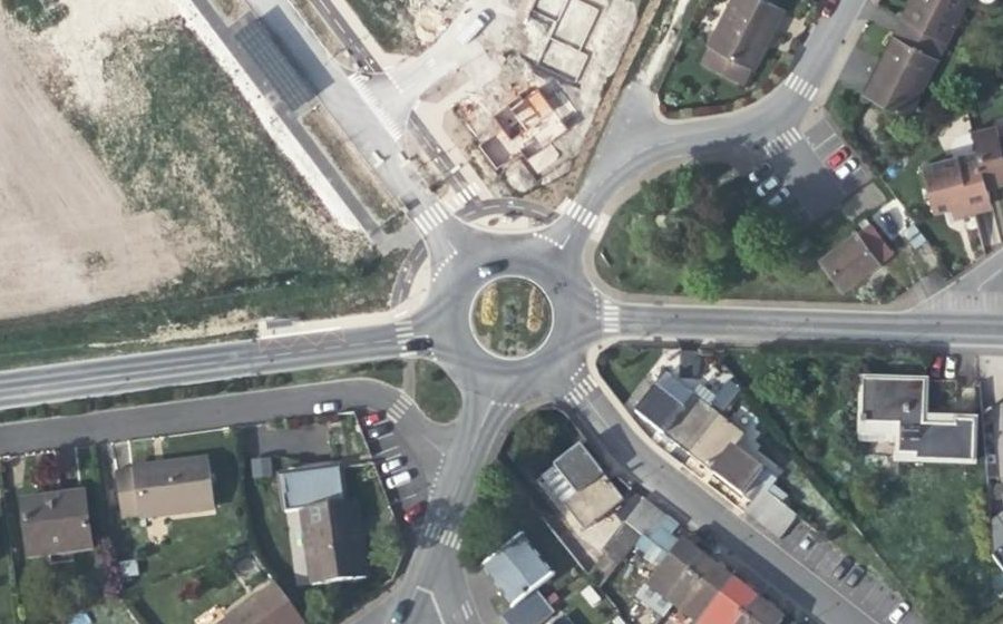 Vue aérienne du Rond-point anonyme n°401925698