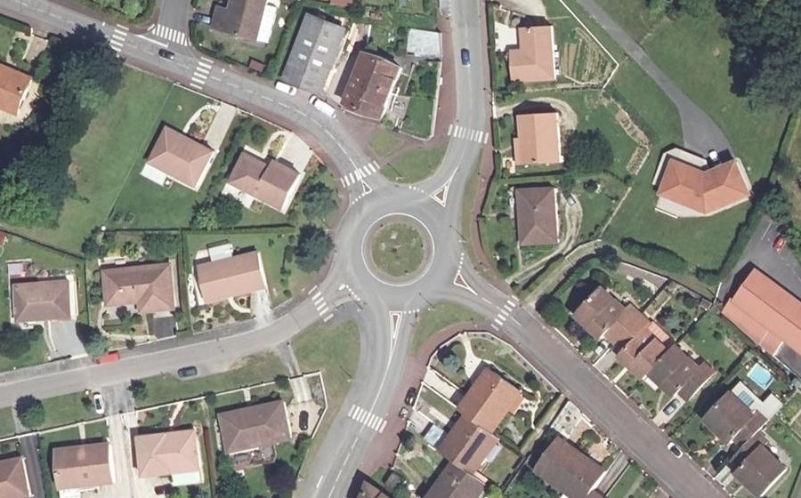 Vue aérienne du Rond-point anonyme n°40205243