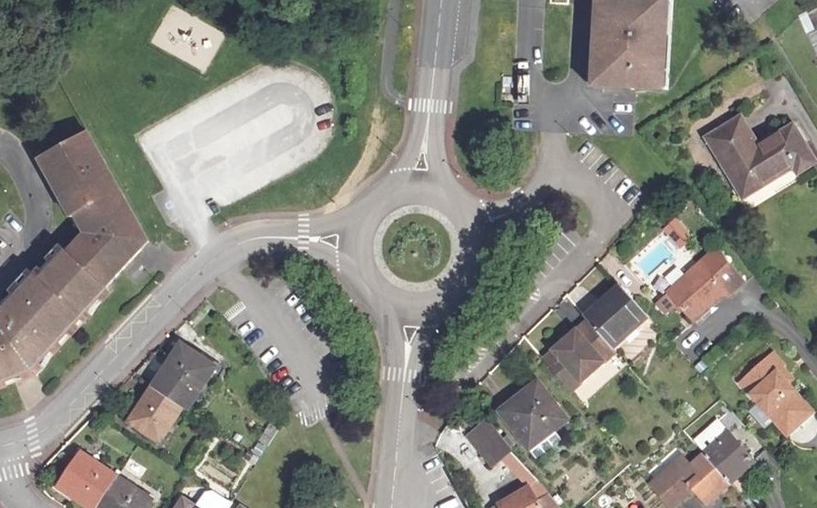 Vue aérienne du Rond-point anonyme n°40205248