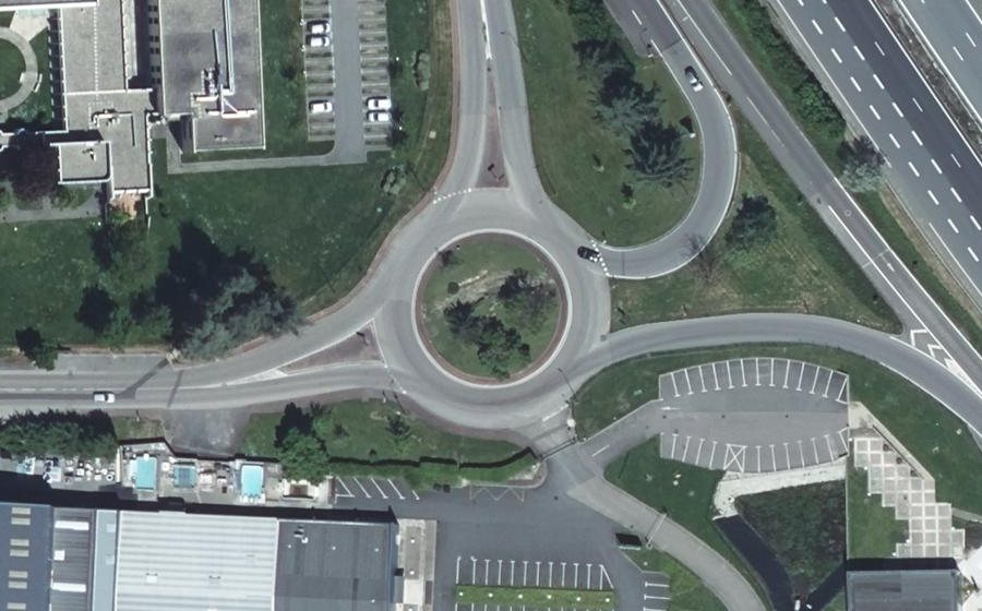 Vue aérienne du Rond-point anonyme n°40245805