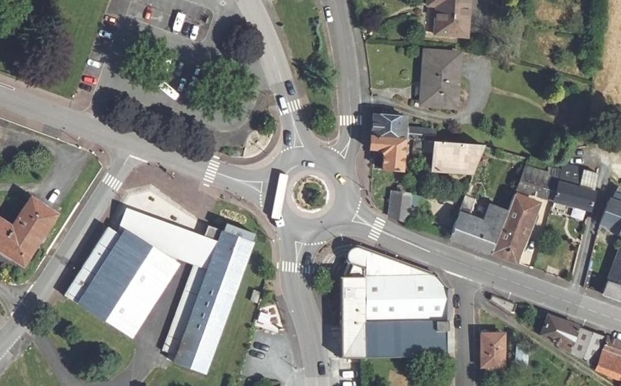 Vue aérienne du Rond-point anonyme n°40268179