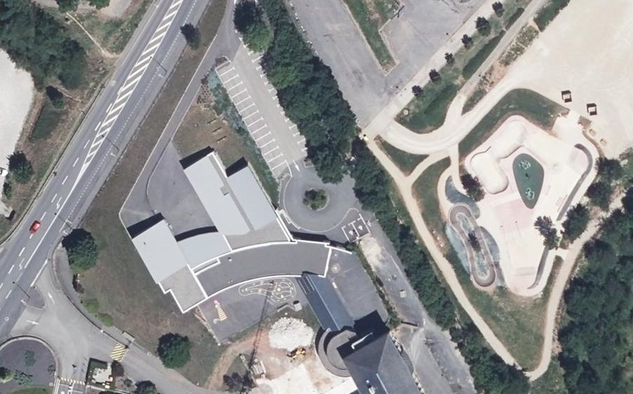 Vue aérienne du Rond-point anonyme n°402704092