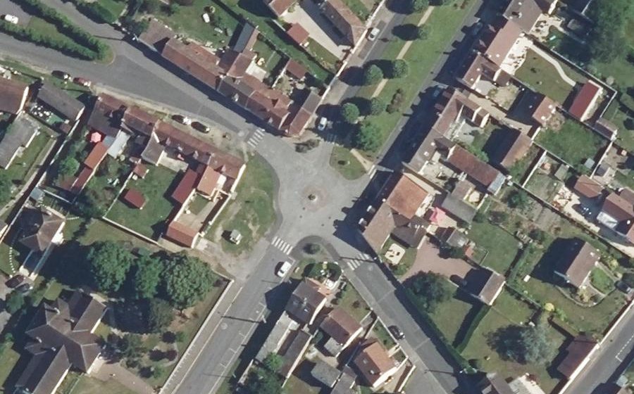 Vue aérienne du Rond-point anonyme n°40273728