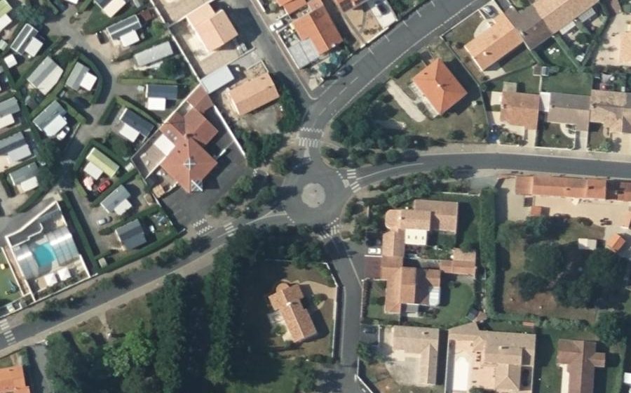 Vue aérienne du Rond-point anonyme n°402748097