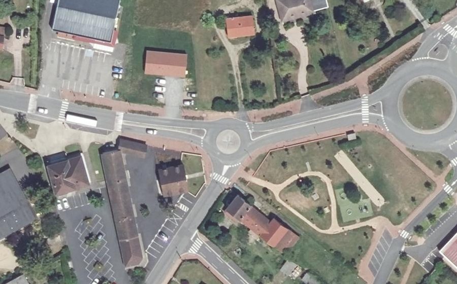 Vue aérienne du Rond-point anonyme n°40284286