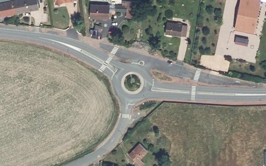 Vue aérienne du Rond-point anonyme n°40284420