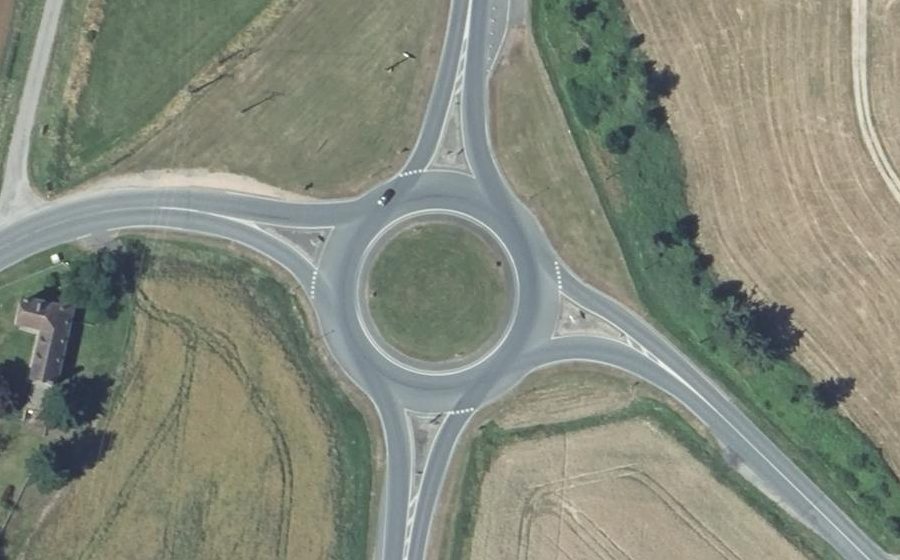 Vue aérienne du Rond-point anonyme n°40284433
