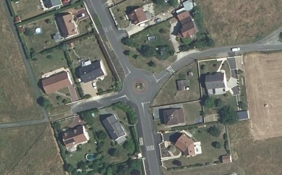 Vue aérienne du Rond-point anonyme n°402849793