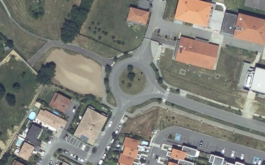 Vue aérienne du Rond-point anonyme n°402891899