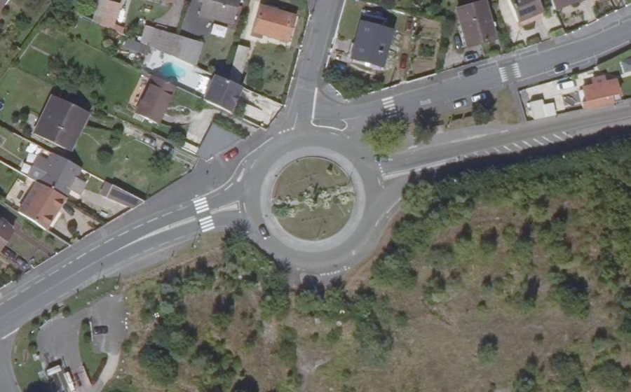 Vue aérienne du Rond-point anonyme n°402921717