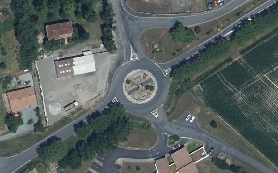 Vue aérienne du Rond-point anonyme n°40297762