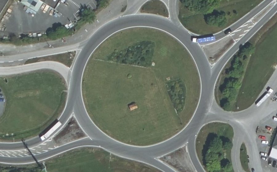 Vue aérienne du Rond-point anonyme n°403114084