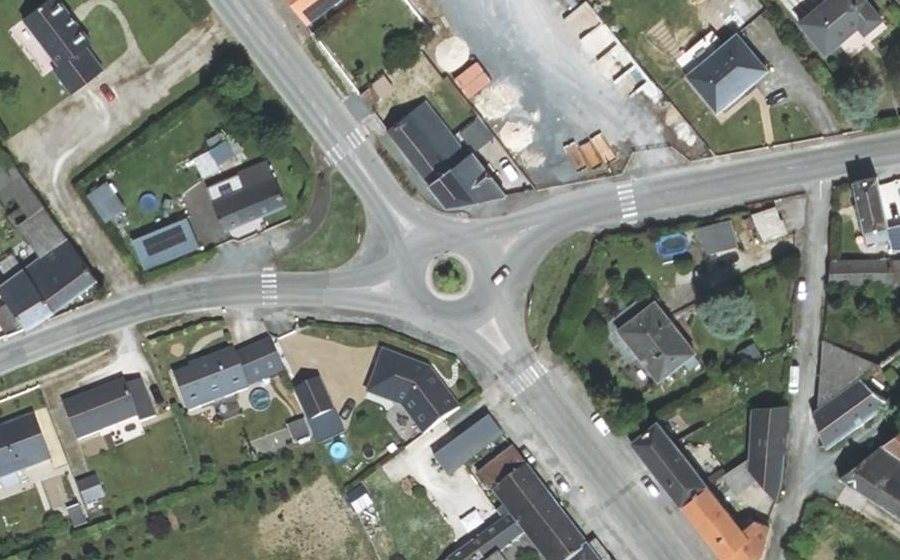 Vue aérienne du Rond-point anonyme n°403117659