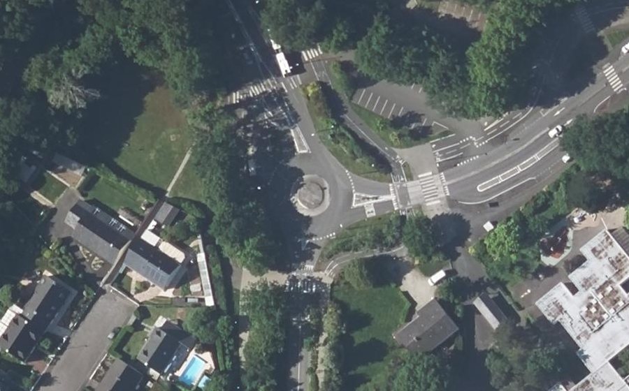 Vue aérienne du Rond-point anonyme n°403276490