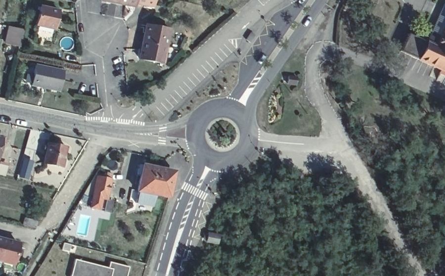 Vue aérienne du Rond-point anonyme n°40329731