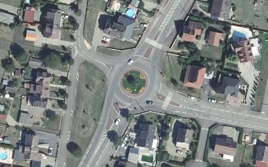 Vue aérienne du Rond-point anonyme n°40329763