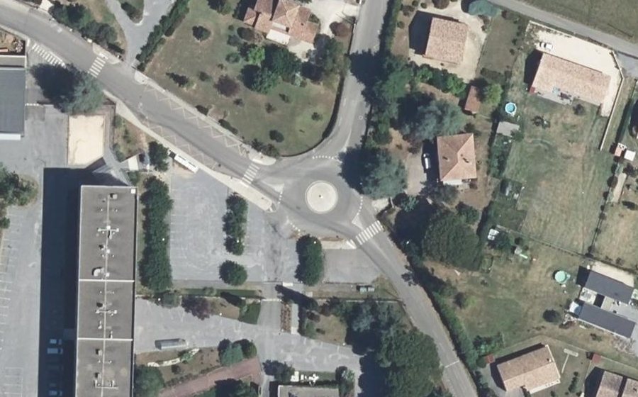 Vue aérienne du Rond-point anonyme n°403329566