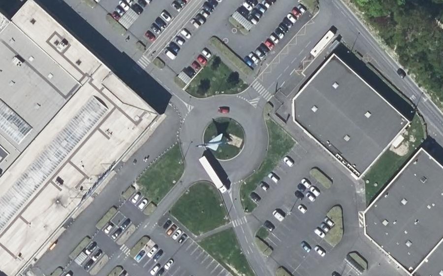 Vue aérienne du Rond-point anonyme n°403342265