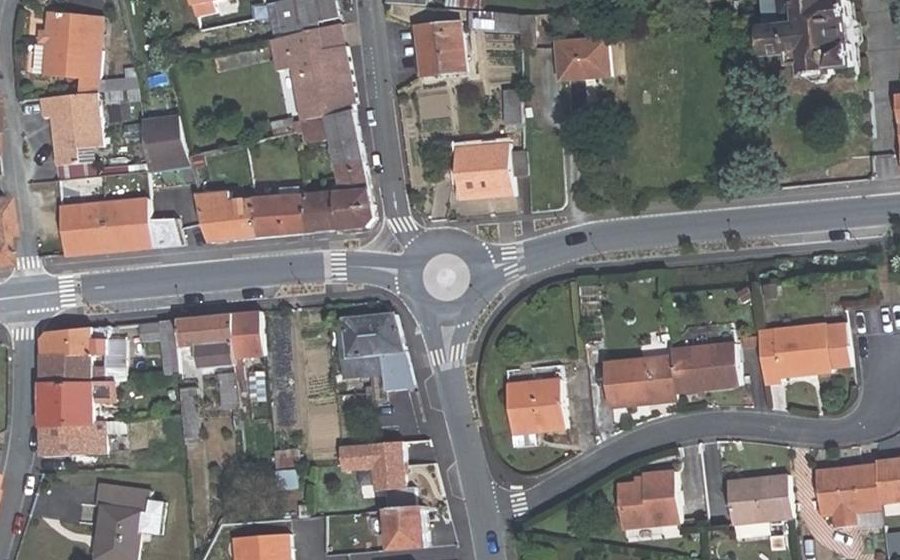 Vue aérienne du Rond-point anonyme n°403445899