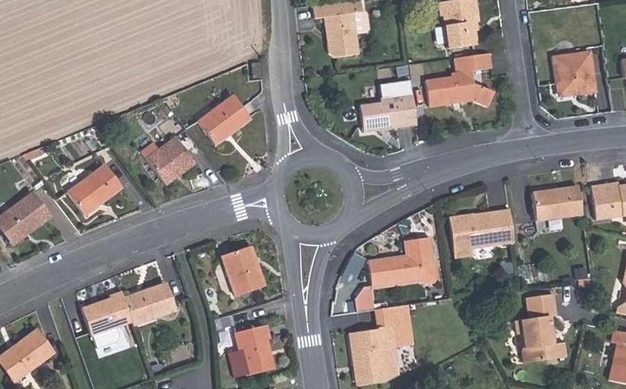Vue aérienne du Rond-point anonyme n°403446520