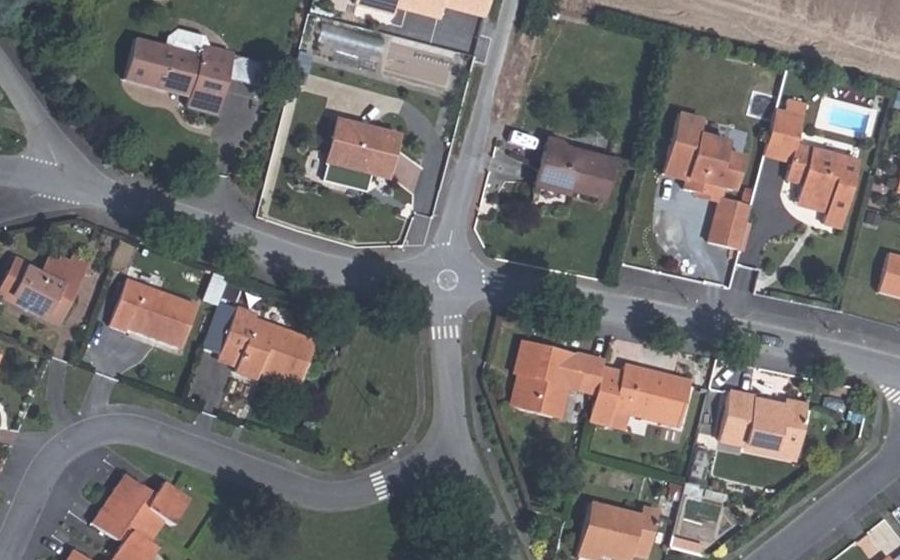 Vue aérienne du Rond-point anonyme n°403448068