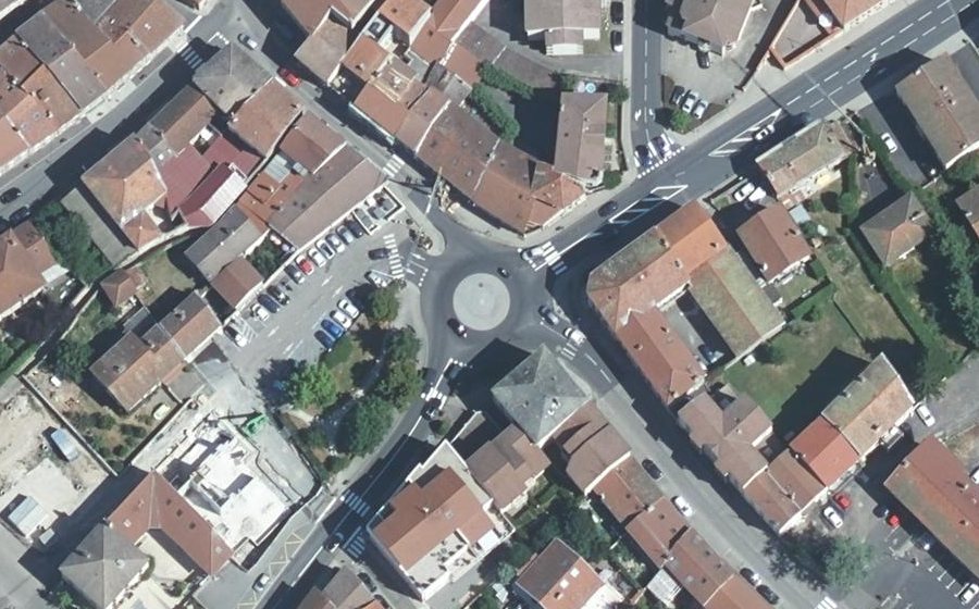 Vue aérienne du Rond-point anonyme n°40348832