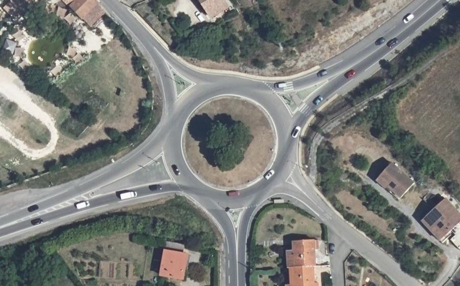 Vue aérienne du Rond-point anonyme n°403531591