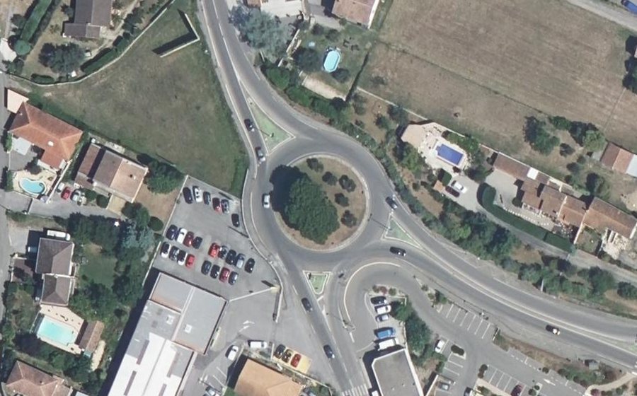 Vue aérienne du Rond-point anonyme n°403531594