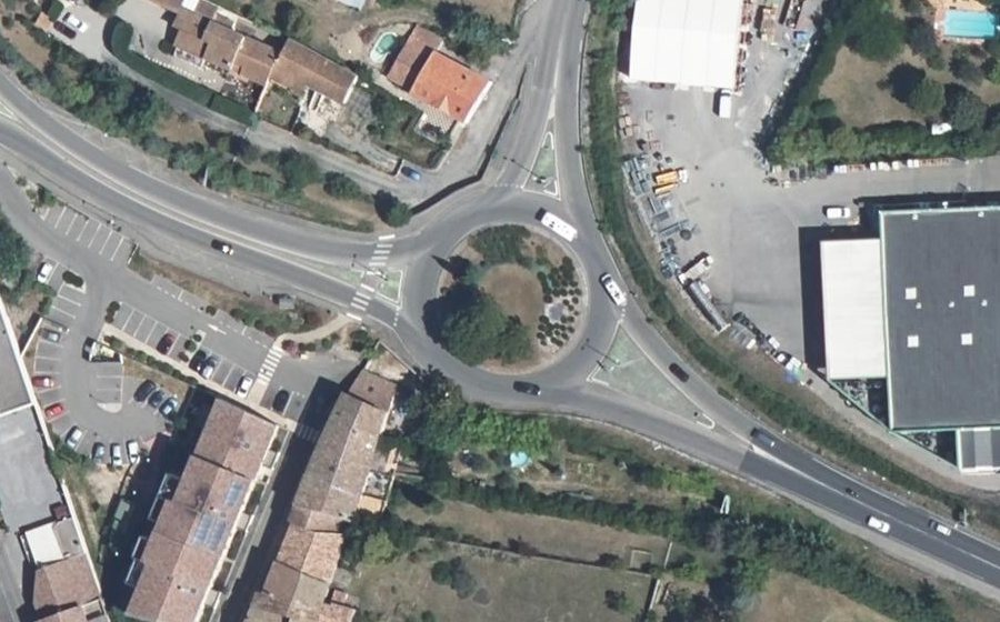 Vue aérienne du Rond-point anonyme n°403531596