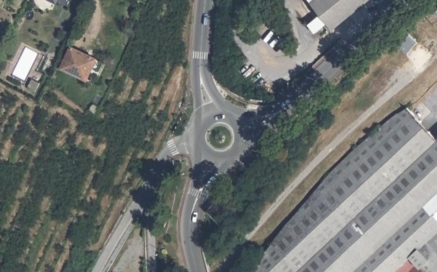 Vue aérienne du Rond-point anonyme n°403531601