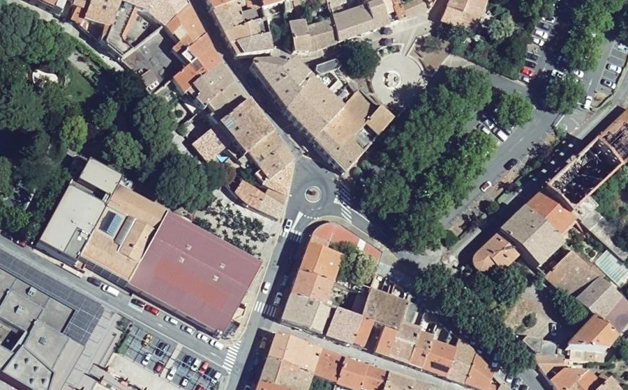 Vue aérienne du Rond-point anonyme n°403539259