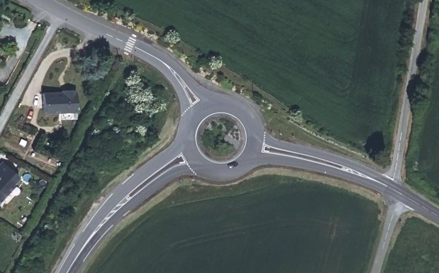 Vue aérienne du Rond-point anonyme n°403613223
