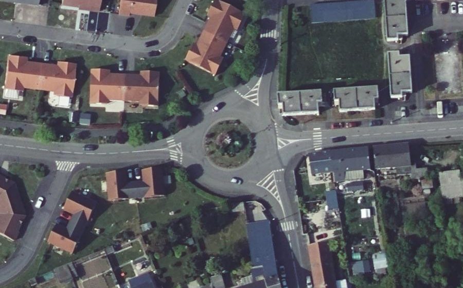 Vue aérienne du Rond-point anonyme n°40364909