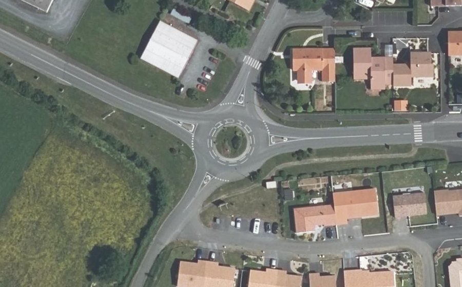 Vue aérienne du Rond-point anonyme n°403649286