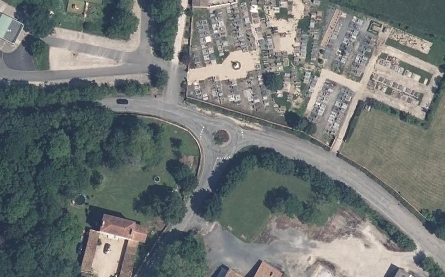 Vue aérienne du Rond-point anonyme n°40370754